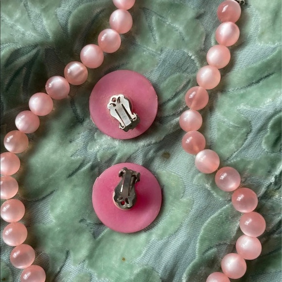 Vintage pink choker with matching vintage clip on earrings - Picture 3 of 3